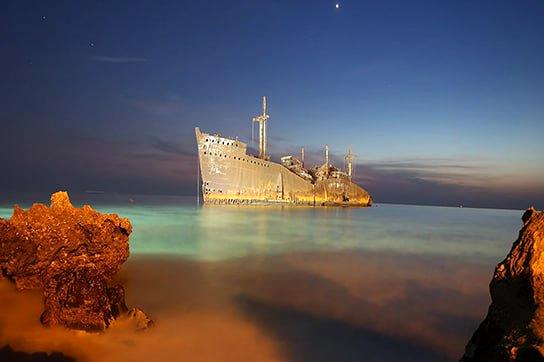 کمر کشتی یونانی در کیش شکسته شد! + فیلم