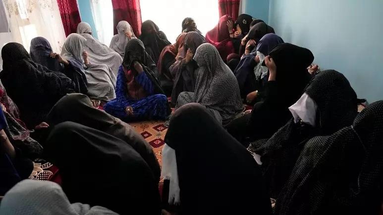 شلاق طالبان بر سر و صورت دختران دانشجو