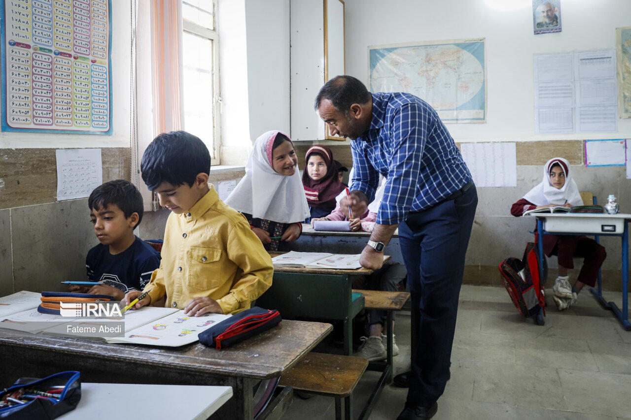 بحران بزرگ در مهر امسال برای آموزش و پرورش/ تکلیف مطالبات فرهنگیان بازنشسته چه می شود؟