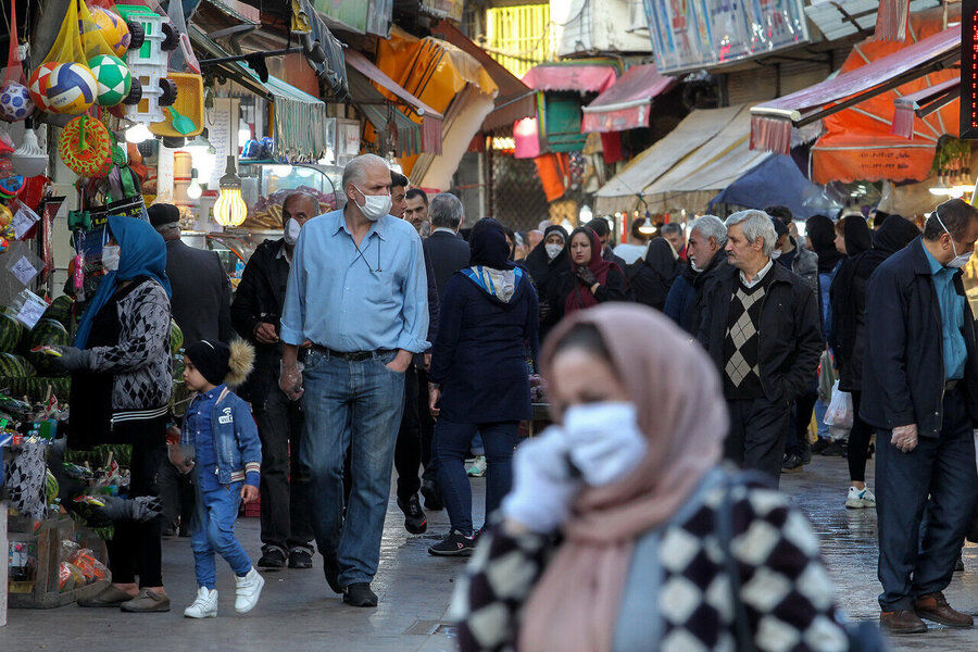 حکم مراجع تقلید برای نگاه زنان به دست مرد نامحرم / پوشش زنان در برابر پسر نابالغ باید چگونه باشد