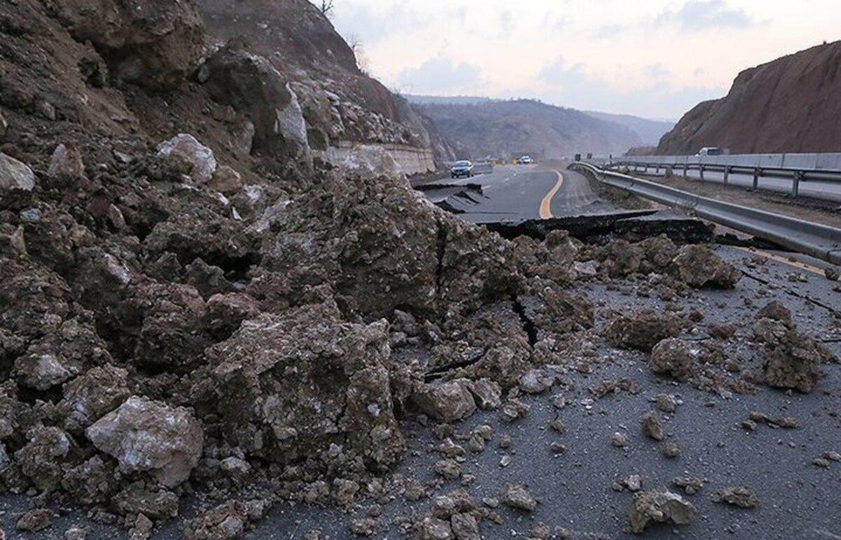 سقوط خطرناک سنگ روی یک ماشین در جاده چالوس | نجات جان معجزه‌آسای راننده +عکس