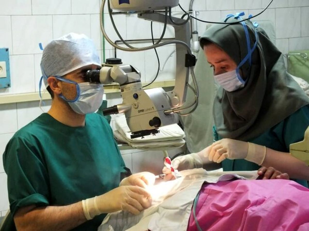 لحظه بینا شدن زن شیرازی بعد از 42 سال در یک عمل جراحی سخت + فیلم
