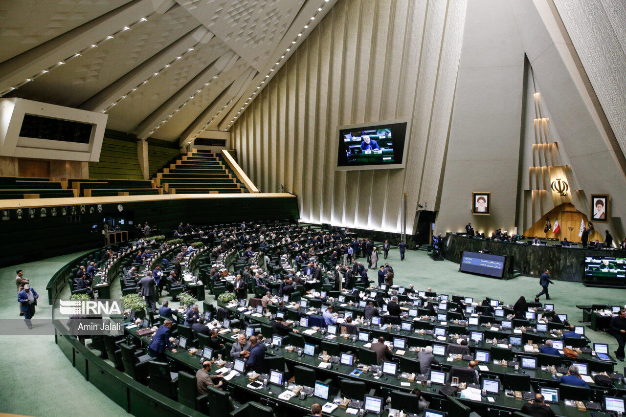 مخالفت 90 درصدی نمایندگان مجلس با استعفای الیاس نادران + جزئیات