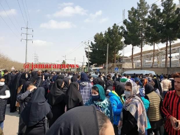 همه واکنشها به ماجرا و حواشی ورزشگاه مشهد | زنان پشت در بسته با گاز فلفل