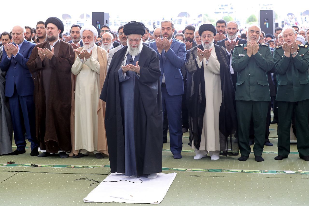 مهر و سجاده رهبر انقلاب در روز عید فطر به چه کسی داده شد؟ 