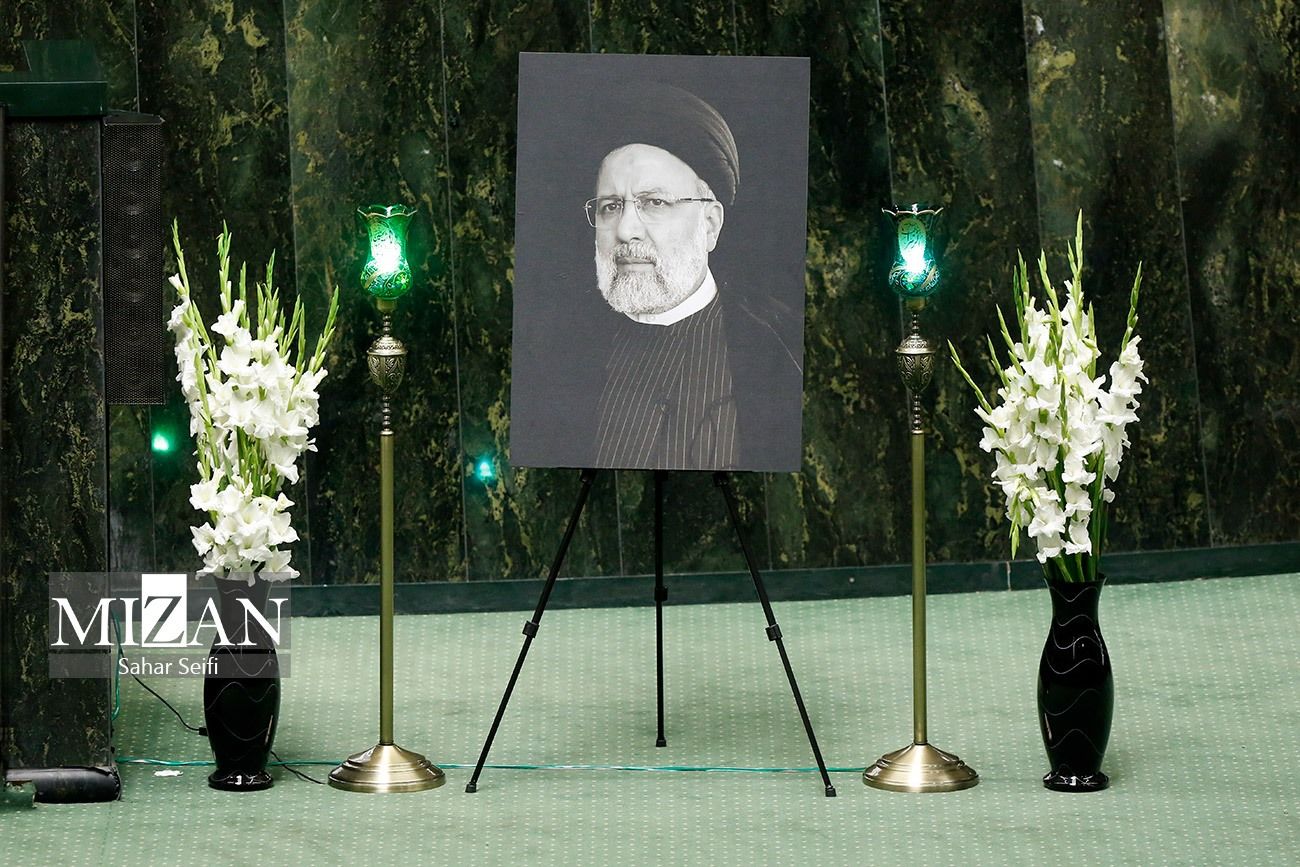 استقبال از همسر و  خانواده‌ رئیس جمهور در‌فرودگاه مشهد برای تشییع شهید رئیسی+  فیلم
