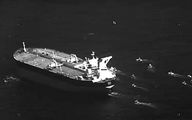 شلیک ایران به یک نفتکش در تنگه هرمز |  مداخله نیروی دریایی آمریکا 