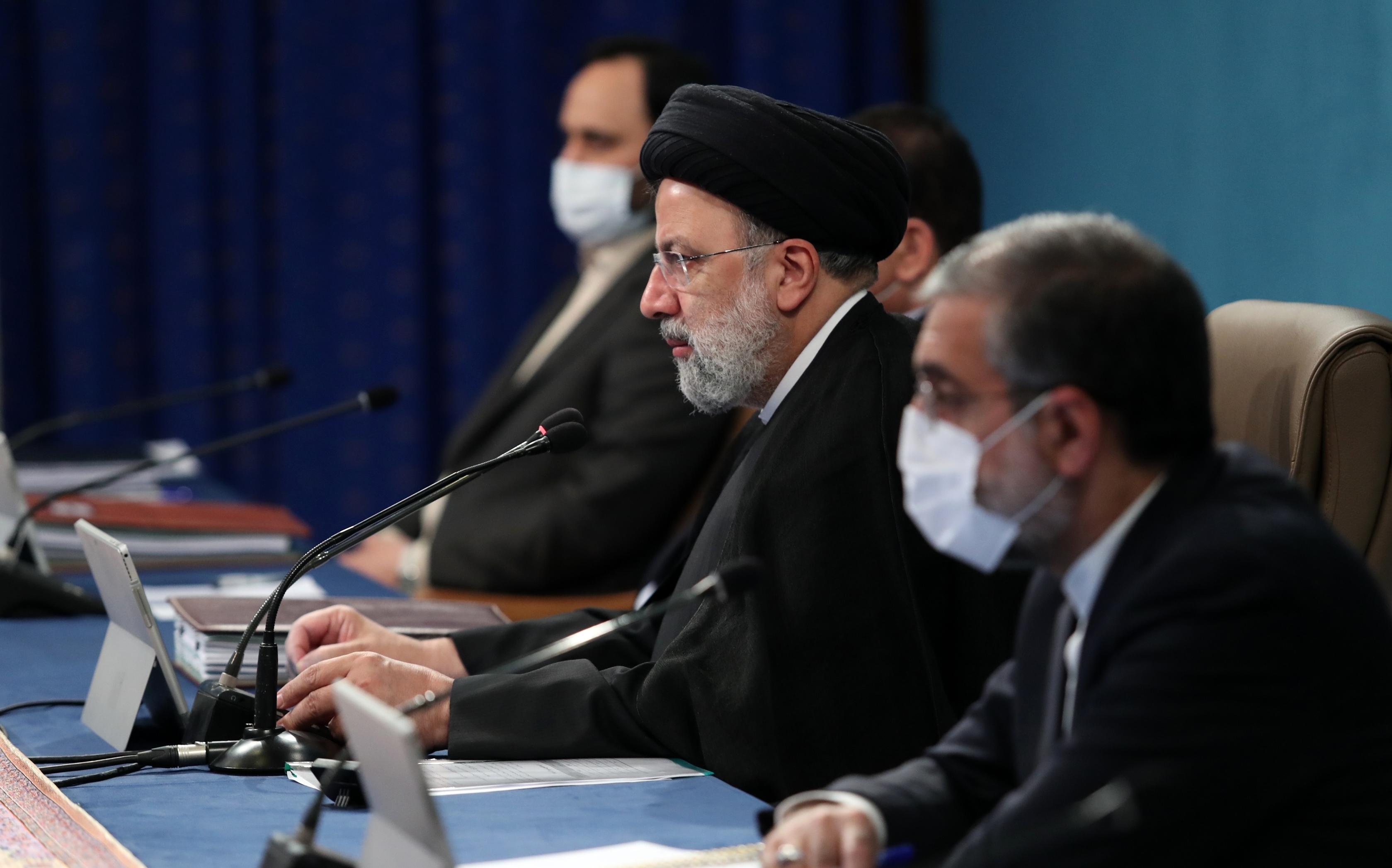 ببینید | حذف تصویر امام خمینی(ره) در محل دیدارهای رسمی ابراهیم رئیسی 