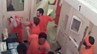 تصاویر حمله وحشیانه دو زندانی به یک هم‌بند خود