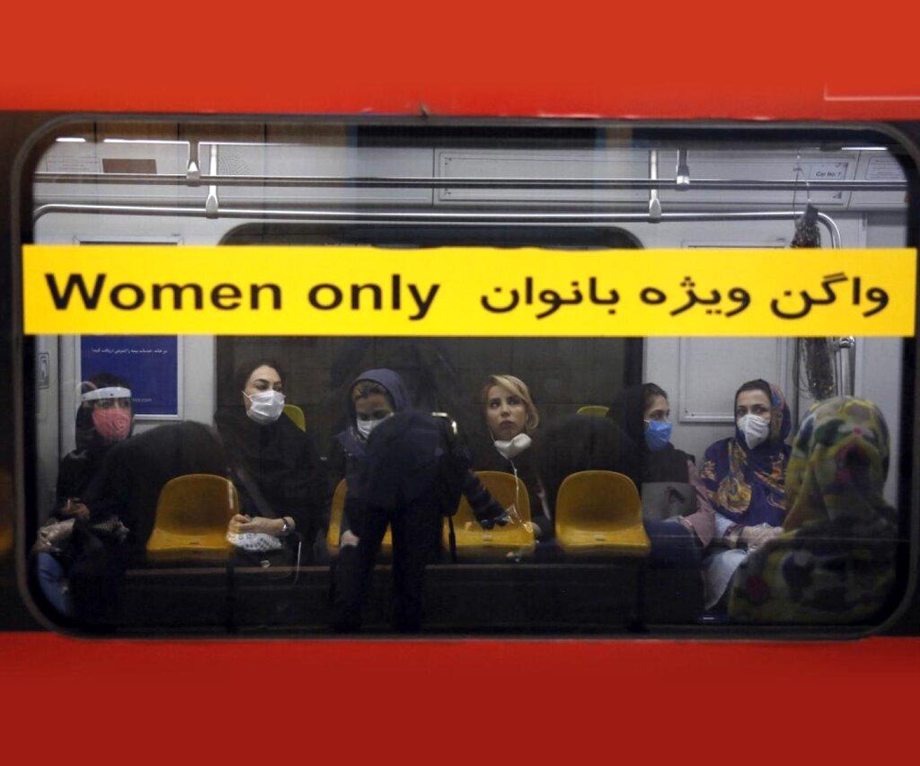 اعتراض به حضور بانوان در واگن‌های مختلط مترو