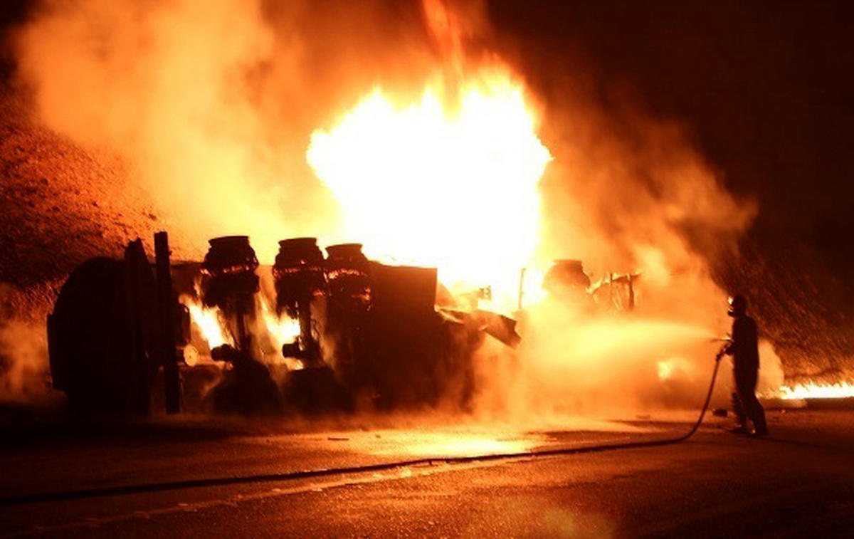 جزئیات انفجار تانکر سوخت ۲۰ هزار لیتری در کاشان + عکس