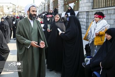 تجمع برخی زنان مقابل مجلس در اعتراض به وضعیت حجاب