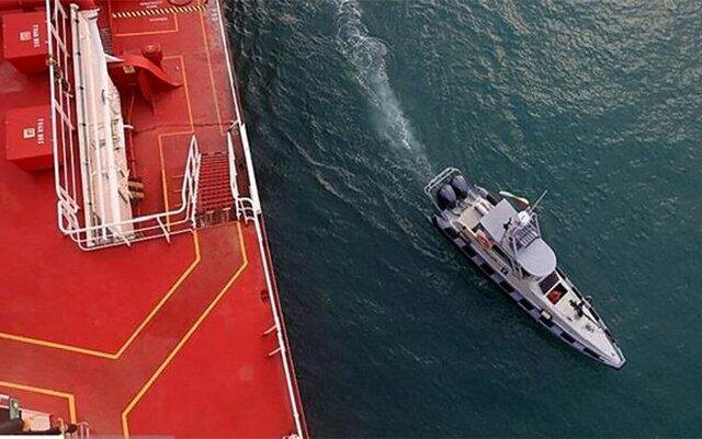 نیروی دریایی سپاه یک شناور را در خلیج فارس توقیف کرد + جزئیات 