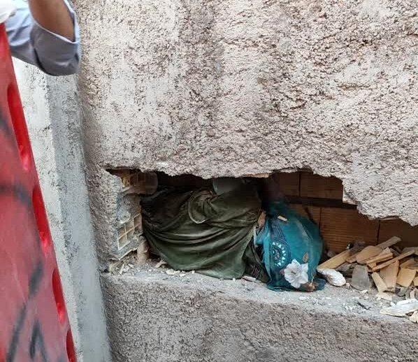 زن بمی بعد از 4 روز گرفتاری بین دیوار، نجات یافت