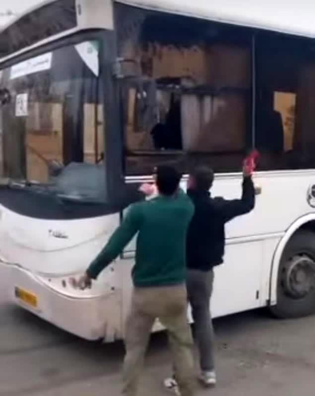 فوری/حمله وحشیانه ارازل به راننده اتوبوس شهری و مسافران در مشهد+فیلم(+16)