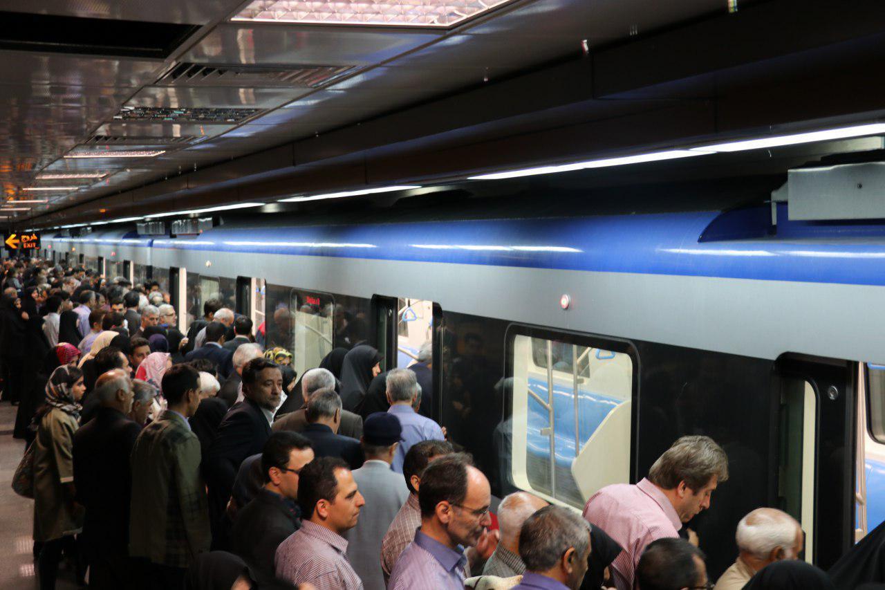 ازدحام و حبس مسافران در ایستگاههای مترو +عکس
