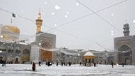 برف روبی زیبای خادمان امام رضا زیر بارش شدید برف+فیلم