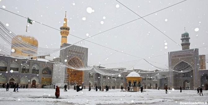 برف روبی زیبای خادمان امام رضا زیر بارش شدید برف+فیلم