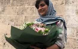 الهه محمدی جایزه خود را به روزنامه‌نگاران فلسطینی تقدیم کرد