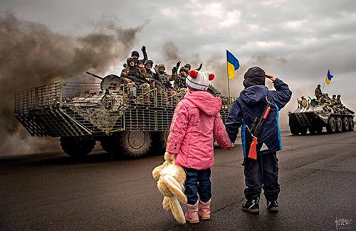 ادای احترام زیبای دو کودک به سربازان اوکراینی