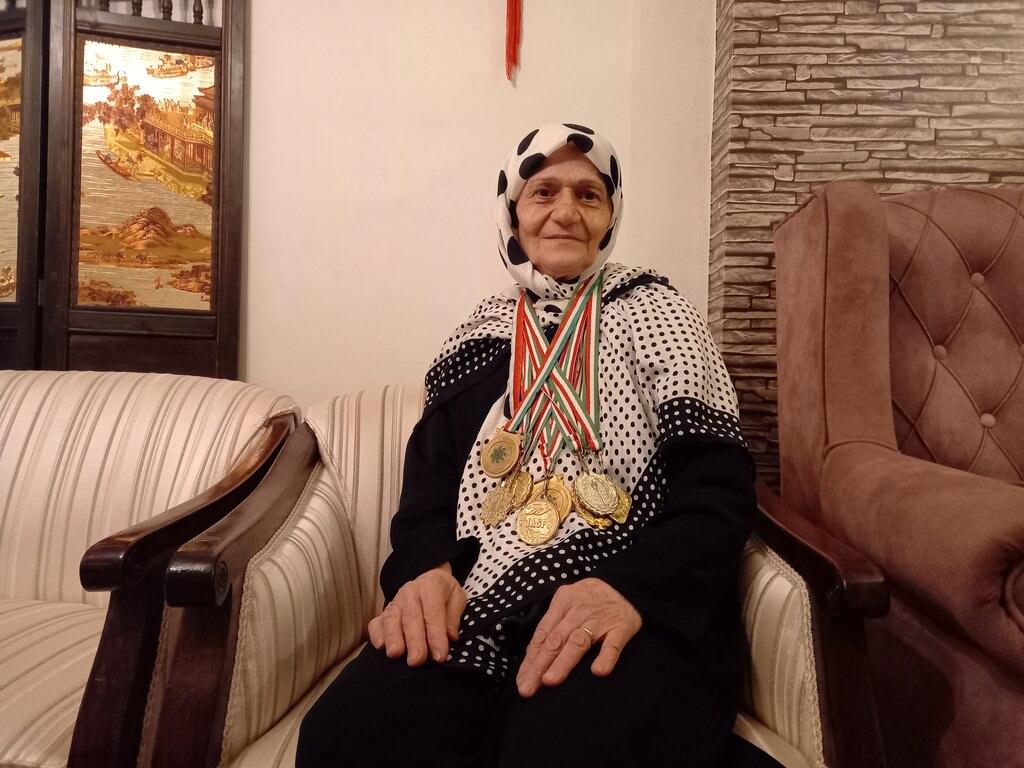 پیرزن ۷۵ ساله قهرمان شنای تهران شد + عکس