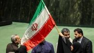 «دور افتخار» نمایندگان مجلس با پرچم ایران در صحن علنی! + عکس