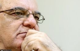 انتقاد عباس عبدی به مصباحی مقدم و علم‌الهدی: نمک به زخم مردم نپاشید