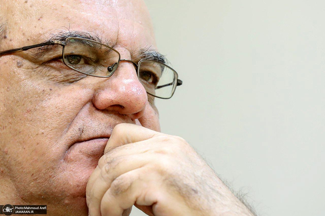 انتقاد عباس عبدی به مصباحی مقدم و علم‌الهدی: نمک به زخم مردم نپاشید