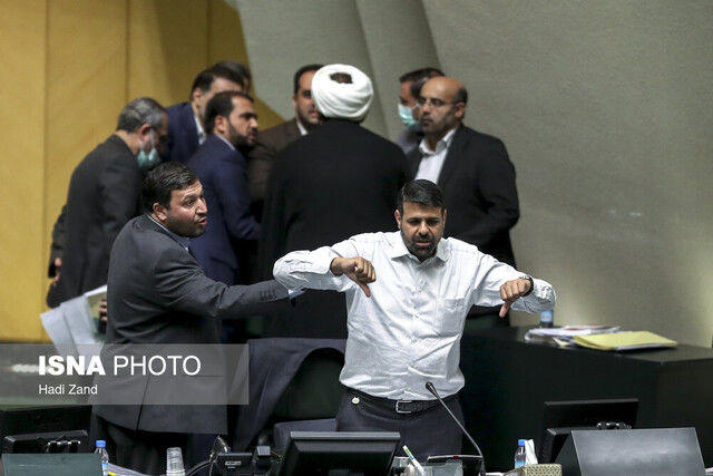 اظهارات یک نماینده درباره تصویر حرکت شستش در صحن مجلس + عکس
