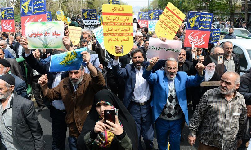 نمازگزاران جمعه تهرانی راهپیمایی می کنند 