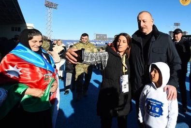 تصاویر جالب الهام علی‌اف و همسرش در مسابقه فوتبال خانکندی قره‌باغ