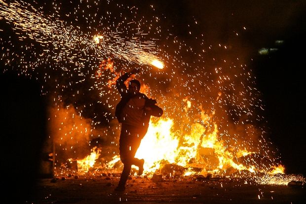 یک خودروی سواری در عبدل آباد منفجر شد