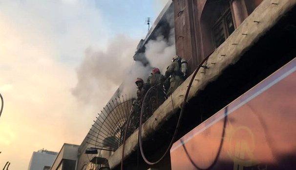 کافه آیبتا سابق در آتش سوخت | آتش‌سوزی مهیب در ساختمانی در لاله زار + ویدئو