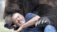 دوستی عجیب و ترسناک این مرد با خرس قهوه‌ای+فیلم