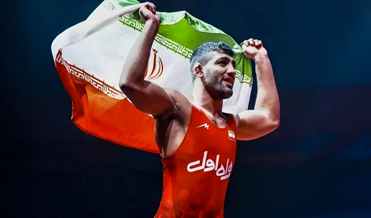 رقص مازنی قهرمان کشتی‌ با پرچم ایران پس از قهرمانی در آسیا

